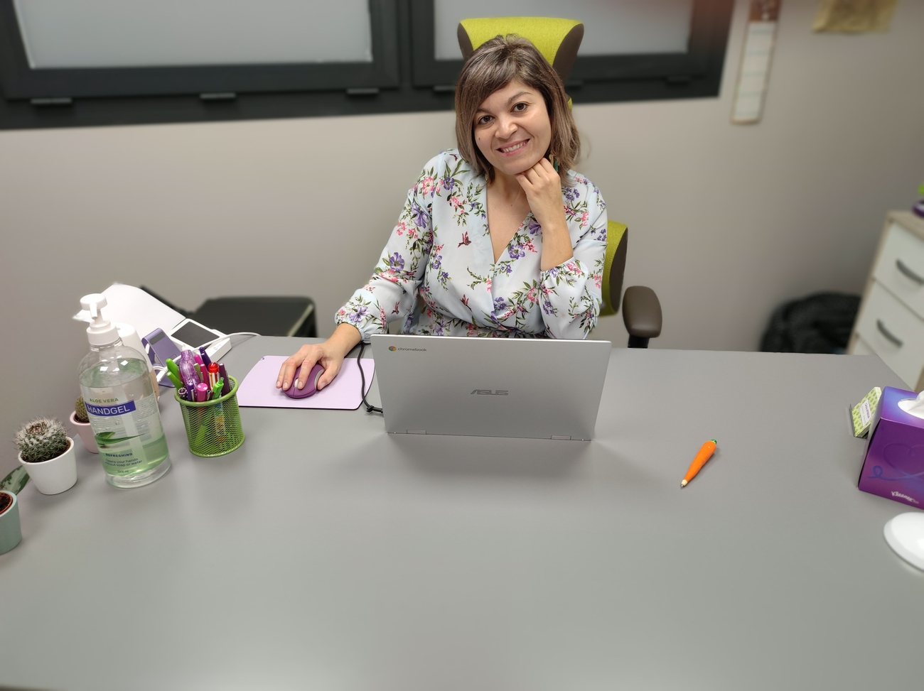 Cécilia Amadori assise à son bureau