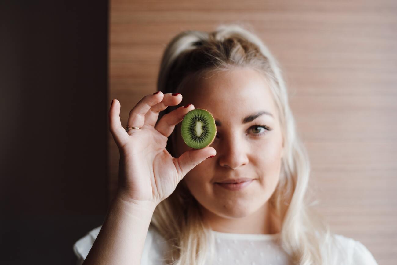 Les yeux rivés sur un kiwi 