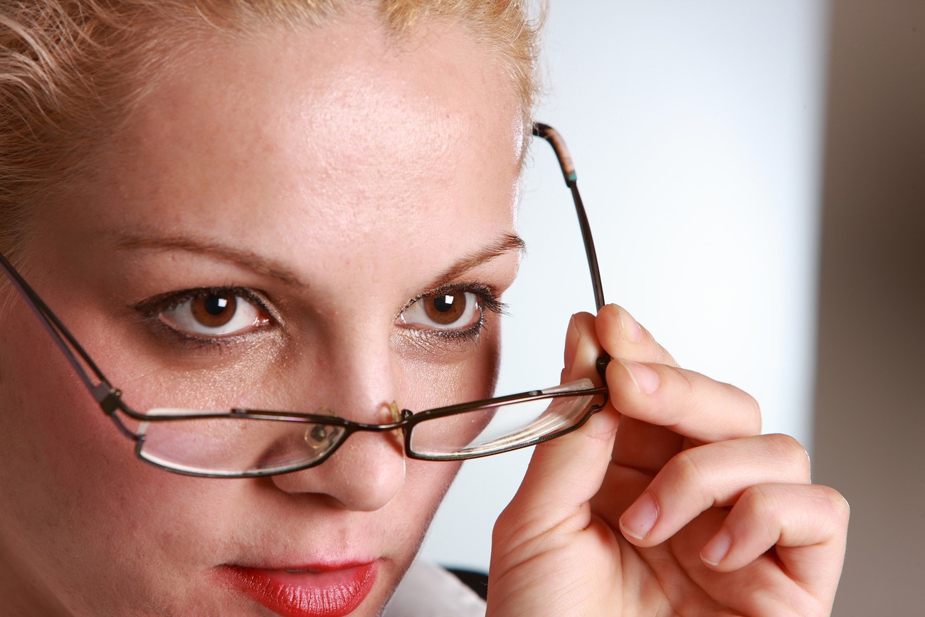 Femme qui baisse ses Lunettes