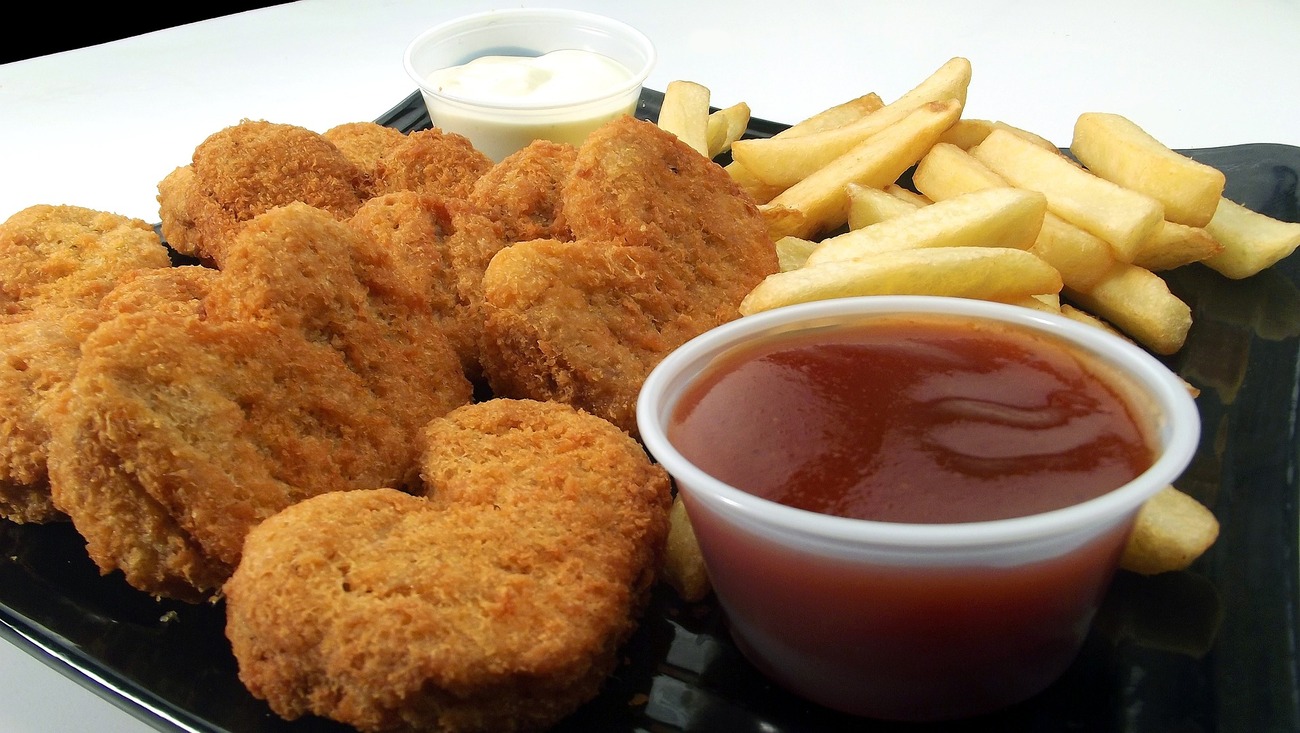 Assiette de frites, sauce et poulet