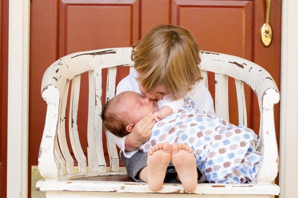 Enfant s'occupe d'un nourrisson